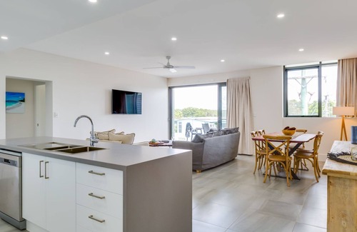 Huskisson Apartment | Ishtar Apartment 4: Breathtaking Water Views & Great Amenities