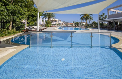 Agia Marina Apartment | Isida Hotel: Pet-Friendly Paradise with Scenic Ocean Views