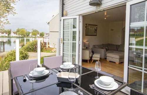 South Cerney House | Isis Lakes 67: Family-Friendly Retreat with Kitchen Amenities