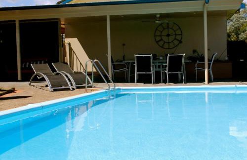 Scone Hotel | Cozy Isis Motel Scone: Family-Friendly with Pool & Breakfast