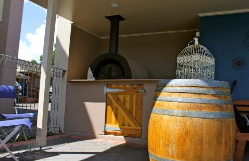 Scone Hotel | Cozy Isis Motel Scone: Family-Friendly with Pool & Breakfast
