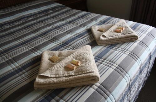 Scone Hotel | Cozy Isis Motel Scone: Family-Friendly with Pool & Breakfast