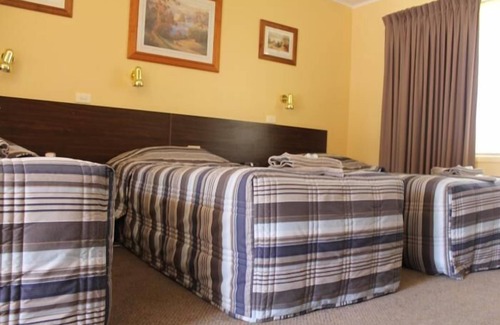 Scone Hotel | Discover Isis Motel Scone: Family-Friendly with Pool