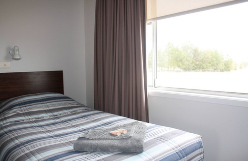 Scone Hotel | Discover Isis Motel Scone: Family-Friendly with Pool