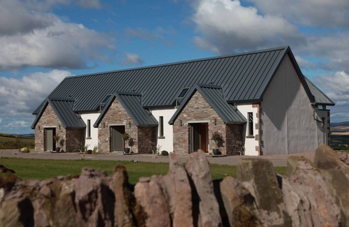 Forfar Cottage | Isla Steading: Pool, Jacuzzi & Views of the Cairngorms
