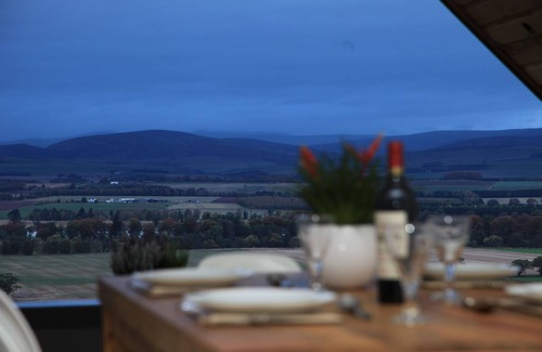 Forfar Cottage | Isla Steading: Pool, Jacuzzi & Views of the Cairngorms