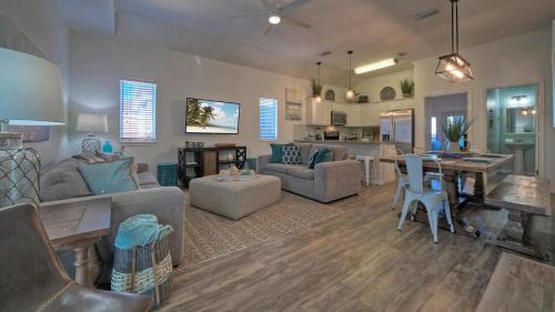 Cinnamon Shore House | Isla View by AvantStay: Walk to Beach with Pool Access