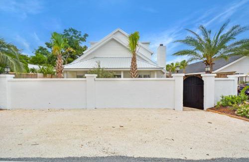 Saint Simons Island House | Island Attitude: Family and Pet-Friendly Getaway Awaits