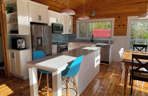 Augustine Cove Cottage | Island Breeze Cottage: Oceanfront Escape with Top Amenities