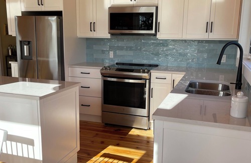 Augustine Cove Cottage | Island Breeze Cottage: Oceanfront Escape with Top Amenities