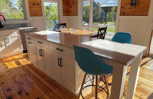 Augustine Cove Cottage | Island Breeze Cottage: Oceanfront Escape with Top Amenities