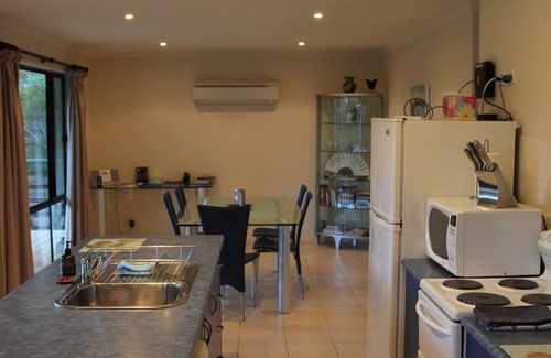 Newland House | Oceanfront Island Breeze: Family-Friendly Retreat in Kangaroo
