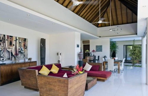 Portlock House | Island Breeze Manor: Ocean Views & Refreshing Shared Pool
