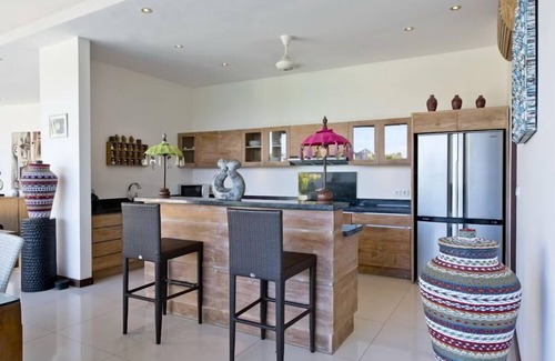 Portlock House | Island Breeze Manor: Ocean Views & Refreshing Shared Pool