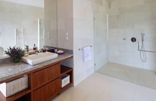 Portlock House | Island Breeze Manor: Ocean Views & Refreshing Shared Pool