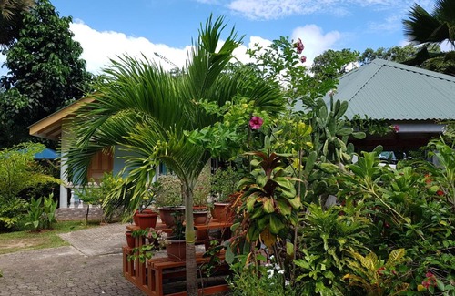 La Passe Ski Chalet | Inviting Island Bungalow: Family-Friendly Stay with Kitchen