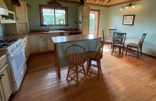 Great Guana Cay House | Cozy Island Cottage with Private Path to the Beach