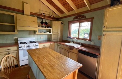Great Guana Cay House | Cozy Island Cottage with Private Path to the Beach