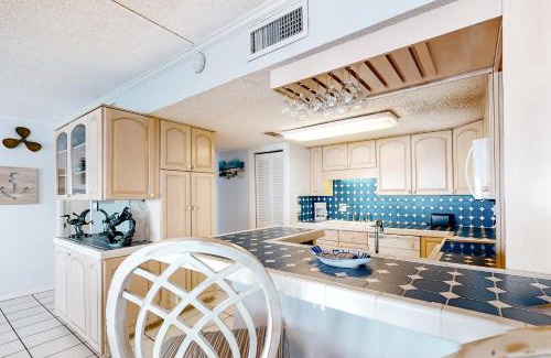 Fort Walton Beach Apartment | Island Echos 2NO: Oceanfront Retreat with Pool & Kid-Friendly