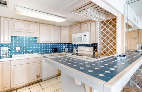 Fort Walton Beach Apartment | Island Echos 2NO: Oceanfront Retreat with Pool & Kid-Friendly