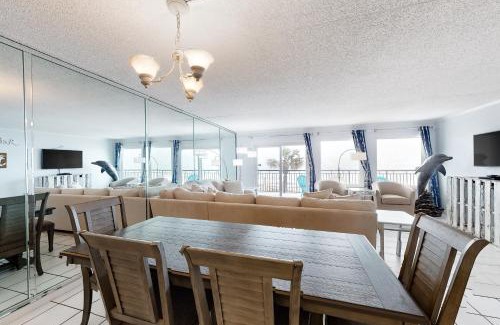 Fort Walton Beach Apartment | Island Echos 2NO: Oceanfront Retreat with Pool & Kid-Friendly