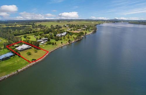 Palmers Island House | Waterfront Island Getaway - Perfect Retreat Near Yamba