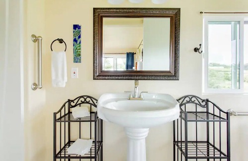 Papaikou Hotel | Island Goode's: Adults Only Retreat with Pool & Spa