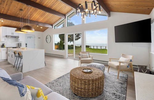Oak Harbor House | Cozy Ocean Breeze Hideaway with Family-Friendly Amenities