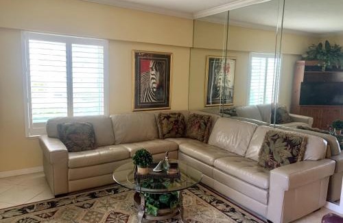 Siesta Key Apartment | Island House Beach Resort: Oceanfront Poolside Escape