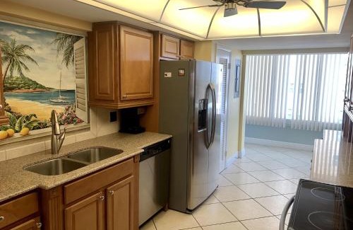 Siesta Key Apartment | Family-Friendly Island House Beach Resort with Pool Access