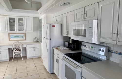 Siesta Key Apartment | Relax at Island House Beach Resort with Pool & Family Fun