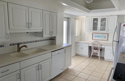 Siesta Key Apartment | Relax at Island House Beach Resort with Pool & Family Fun