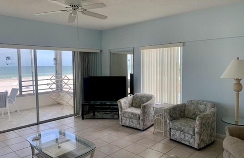 Siesta Key Apartment | Relax at Island House Beach Resort with Pool & Family Fun