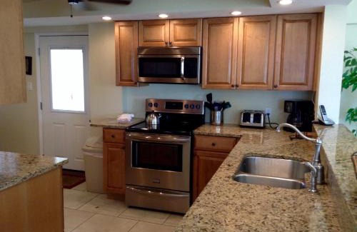 Siesta Key Apartment | Beachfront Island House Resort: Family-Friendly Getaway