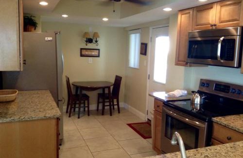 Siesta Key Apartment | Beachfront Island House Resort: Family-Friendly Getaway