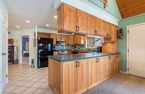 Canadian Lakes Cottage | Lakefront Island Home: Golf Retreat with Beach Access