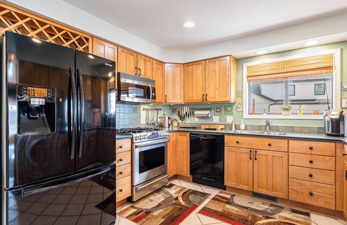 Canadian Lakes Cottage | Lakefront Island Home: Golf Retreat with Beach Access