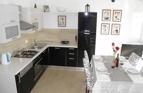 Dinjiska Apartment | Seaside Retreat: Island Pag with Oceanfront Pool & Breakfast