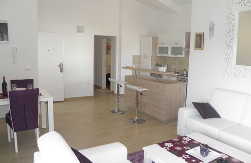 Dinjiska Apartment | Seaside Retreat: Island Pag with Oceanfront Pool & Breakfast