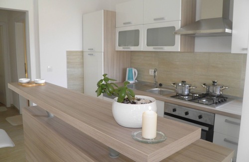 Dinjiska Apartment | Seaside Retreat: Island Pag with Oceanfront Pool & Breakfast