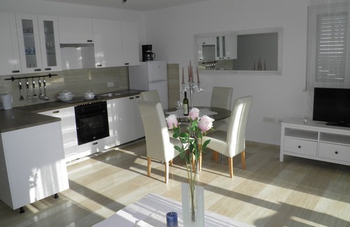 Dinjiska Apartment | Seafront Bliss at Island Pag with Complimentary Breakfast