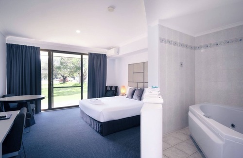 Forster Hotel | Island Palms Motor Inn: Poolside Relaxation Awaits You