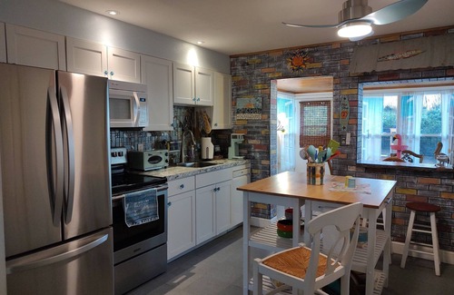 Seaside Homes House | Experience Island Living: Walk to Beach with Pet Welcome