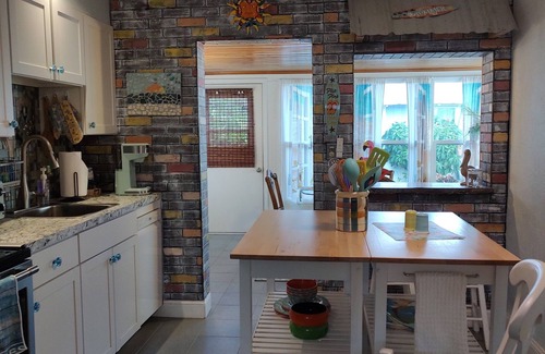 Seaside Homes House | Experience Island Living: Walk to Beach with Pet Welcome
