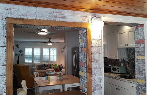 Seaside Homes House | Experience Island Living: Walk to Beach with Pet Welcome