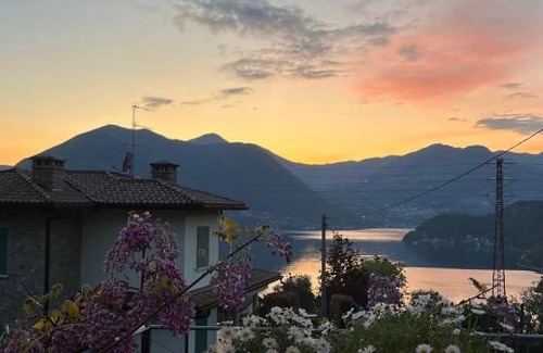 Sulzano House | Relaxing Island Sunset House with Family-Friendly Amenities