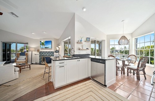 Murex Lakes House | Relax by the Beach with Heated Pool & Pet-Friendly Options