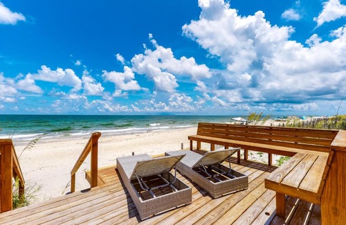 East End House | Discover Island Treasure with Oceanfront Views and Hot Tub