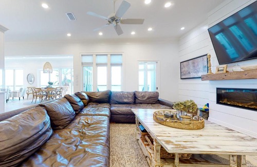 East End House | Discover Island Treasure with Oceanfront Views and Hot Tub