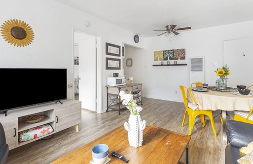 Belmont Shore Apartment | Oceanfront Island Vibes: 10/10 Reviews in Long Beach
